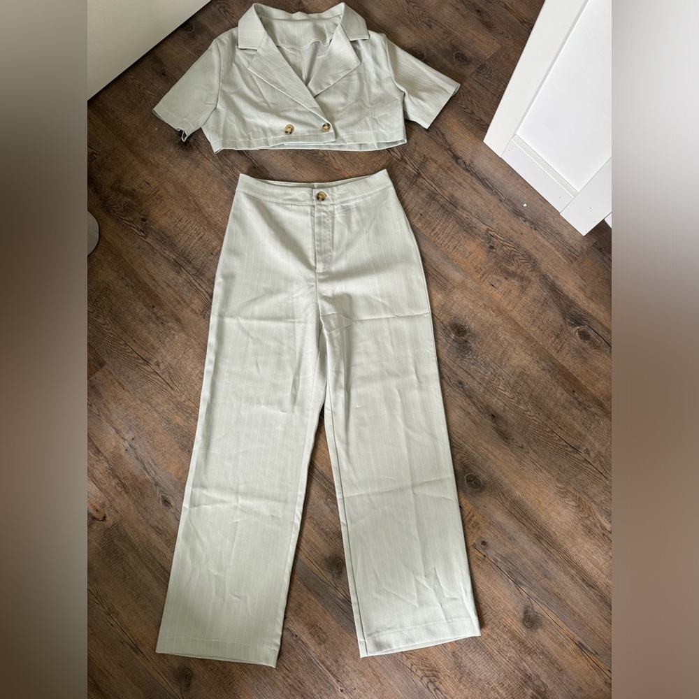 SET- SHEIN. Cropped blazer and trousers